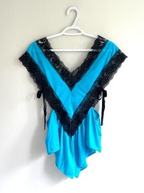 VINTAGE AVIAN TEDDY ROMPER BLUE PAISLEY EMBOSSED BLACK LACE SIDE ADJUSTING BOWS